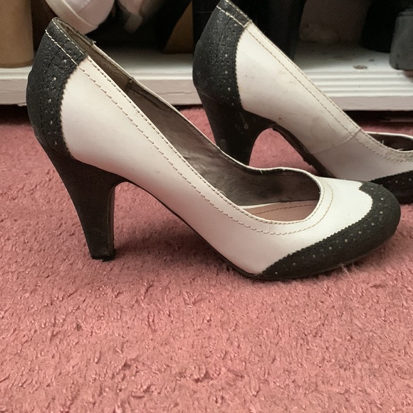 Shoes I put grew! Haven't been worn in a while. Comfortable when I fit in them - Picture 2 of 3